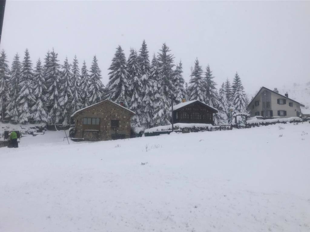 La nieve ha regresado esta semana a las zonas más altas de Asturias y ha afectado al tráfico rodado en algunos puertos de montaña 