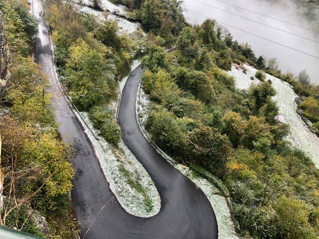 La nieve ha regresado esta semana a las zonas más altas de Asturias y ha afectado al tráfico rodado en algunos puertos de montaña 