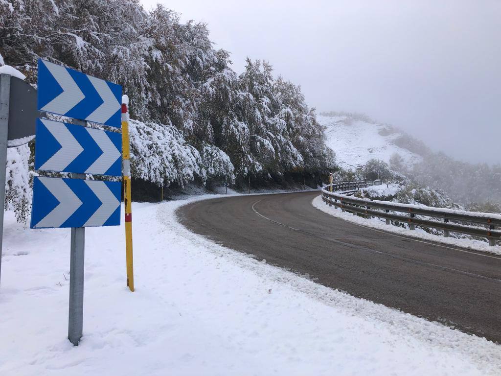 La nieve ha regresado esta semana a las zonas más altas de Asturias y ha afectado al tráfico rodado en algunos puertos de montaña 