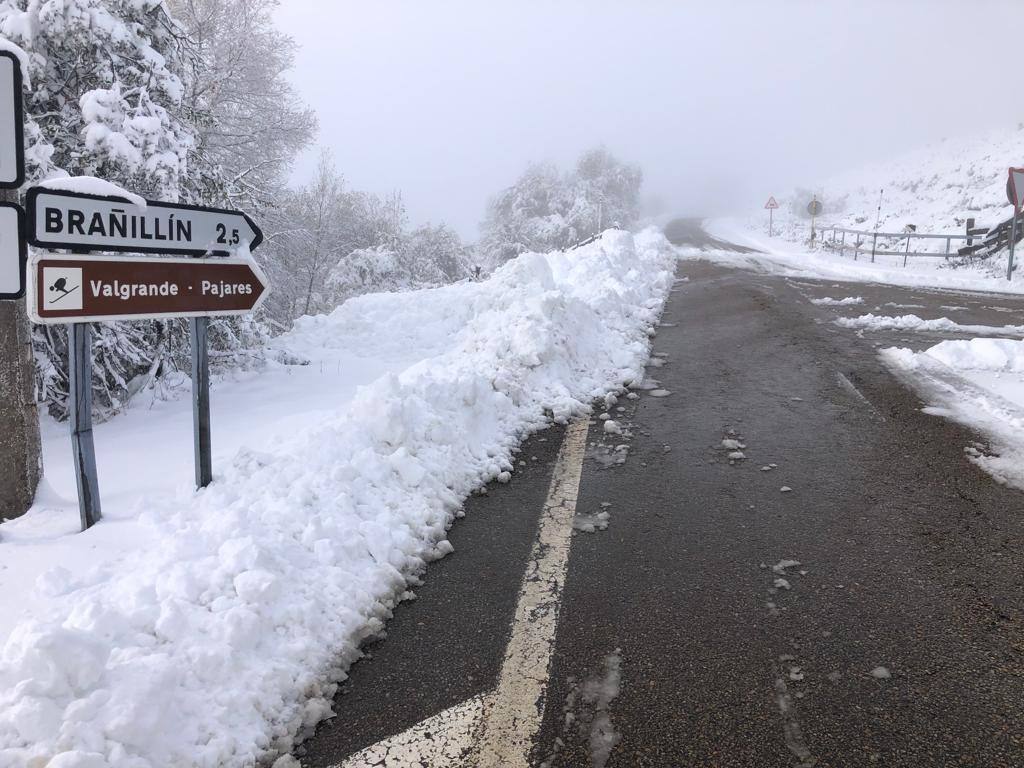 La nieve ha regresado esta semana a las zonas más altas de Asturias y ha afectado al tráfico rodado en algunos puertos de montaña 