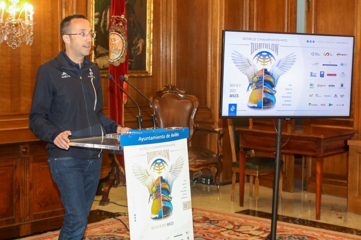 Jorge García, durante su discurso inicial ayer en el salón de recepciones del Ayuntamiento de Avilés. 