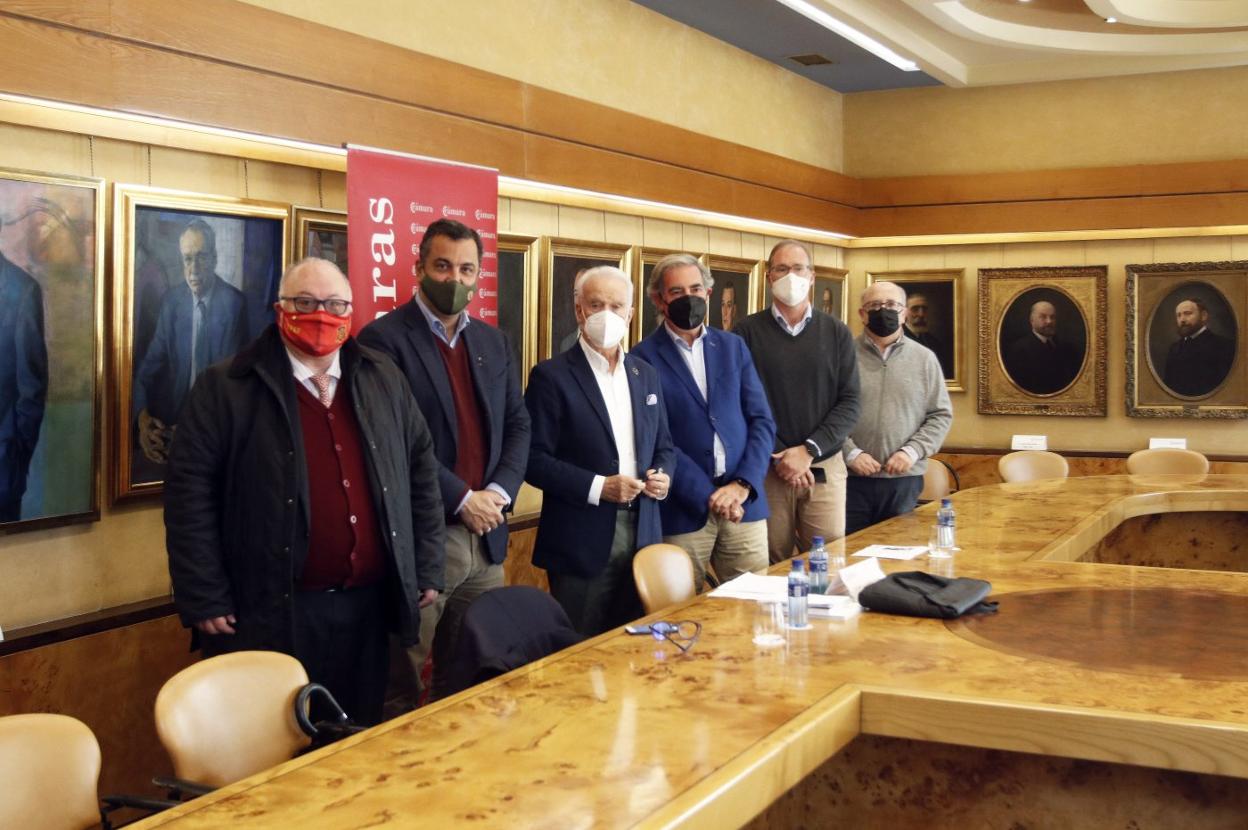 Gonzalo de Azcárate, Nacho del Río, Ramiro Fernández, Carlos de la Torre, Nacho Iglesias y Luis Bobes momentos antes del inicio de la charla ante comerciantes en la Camára de Comercio de Oviedo. 