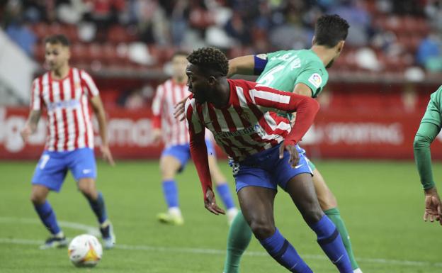 Puma Rodríguez en el partido de Liga de Segunda División entre el Sporting y el Almería