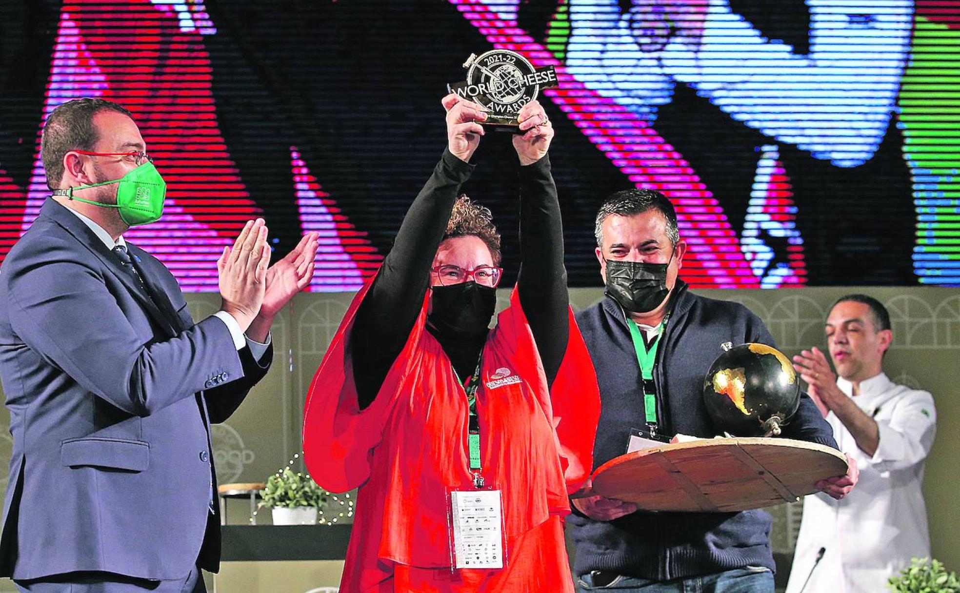 Silvia Peláez y Paco Romero, con el trofeo del festival internacional, junto con el presidente del Principado Adrián Barbón. 