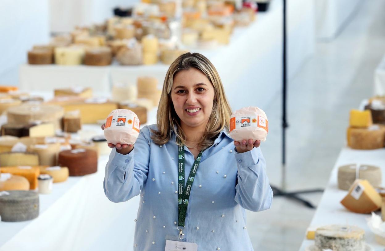 La quesera de Temia, Raquel Álvarez, con su queso Afuega'l Pitu entre los 88 mejores del mundo. 