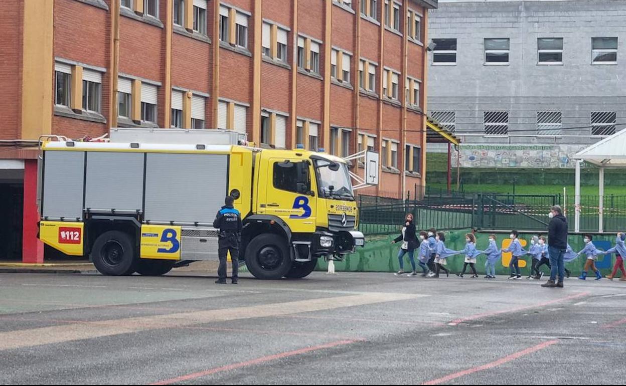 La vuelta a las aulas después de una hora en la zona cubierta del patio. 