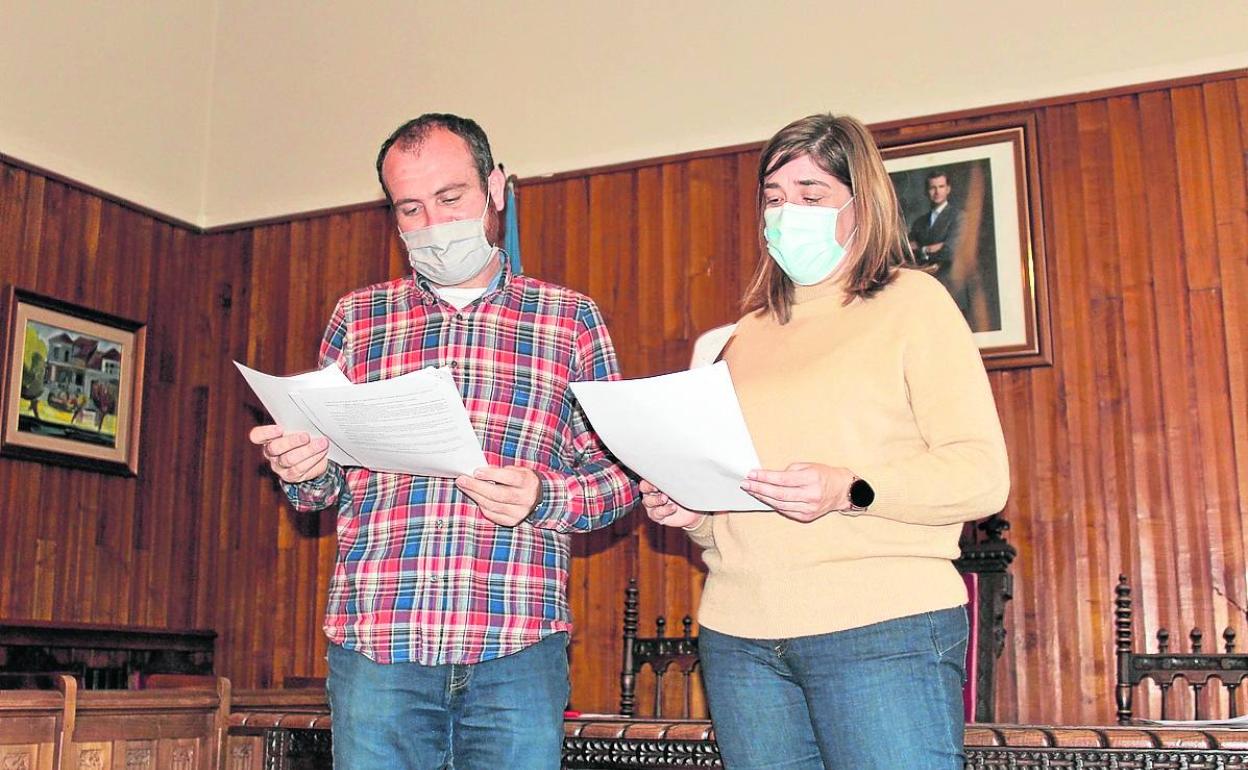 El alcalde, Iván Allende, y la teniente de alcalde, Patricia Ferrero, presentan las nuevas ordenazas.