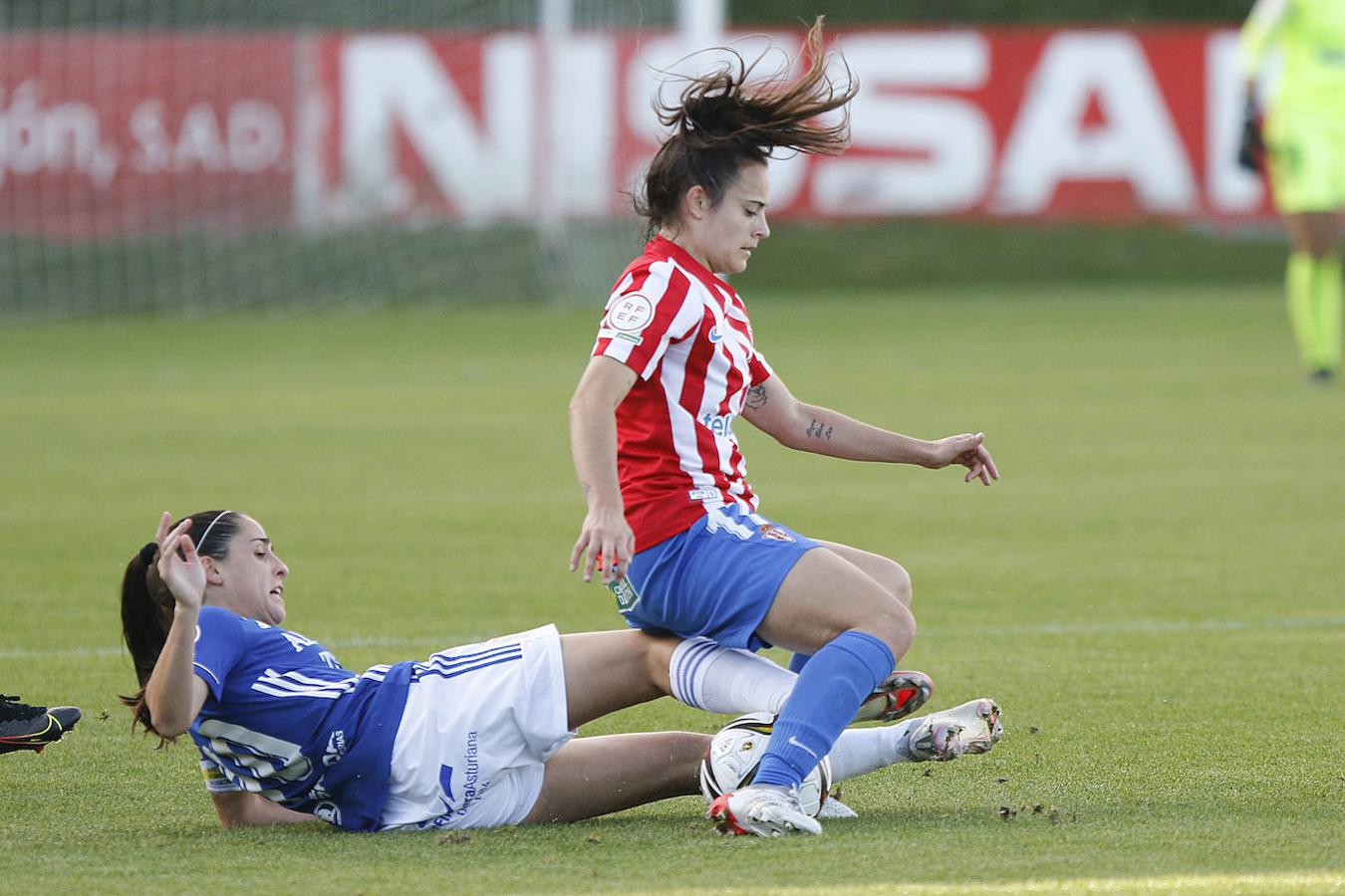 El Real Sporting y el Real Oviedo disputaron un encuentro del que resultaron victoriosos el conjunto azul con un gol decisivo.