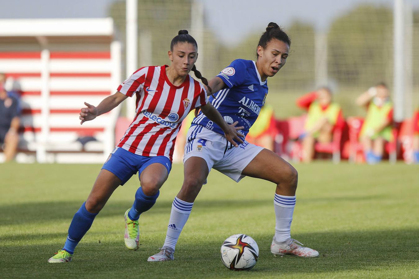 El Real Sporting y el Real Oviedo disputaron un encuentro del que resultaron victoriosos el conjunto azul con un gol decisivo.