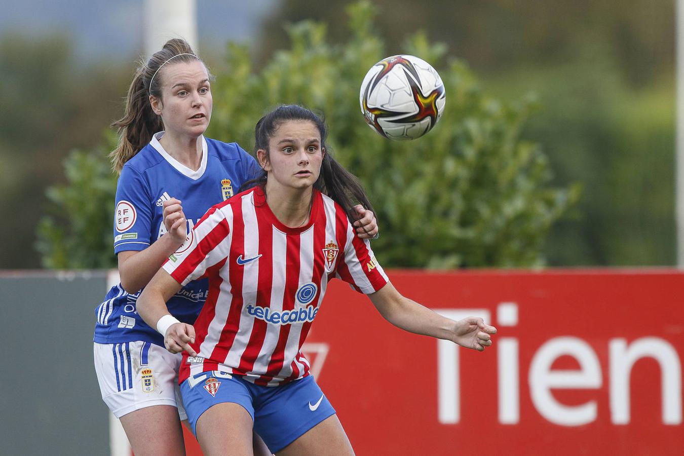 El Real Sporting y el Real Oviedo disputaron un encuentro del que resultaron victoriosos el conjunto azul con un gol decisivo.