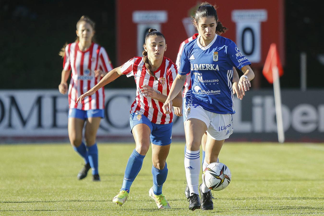 El Real Sporting y el Real Oviedo disputaron un encuentro del que resultaron victoriosos el conjunto azul con un gol decisivo.