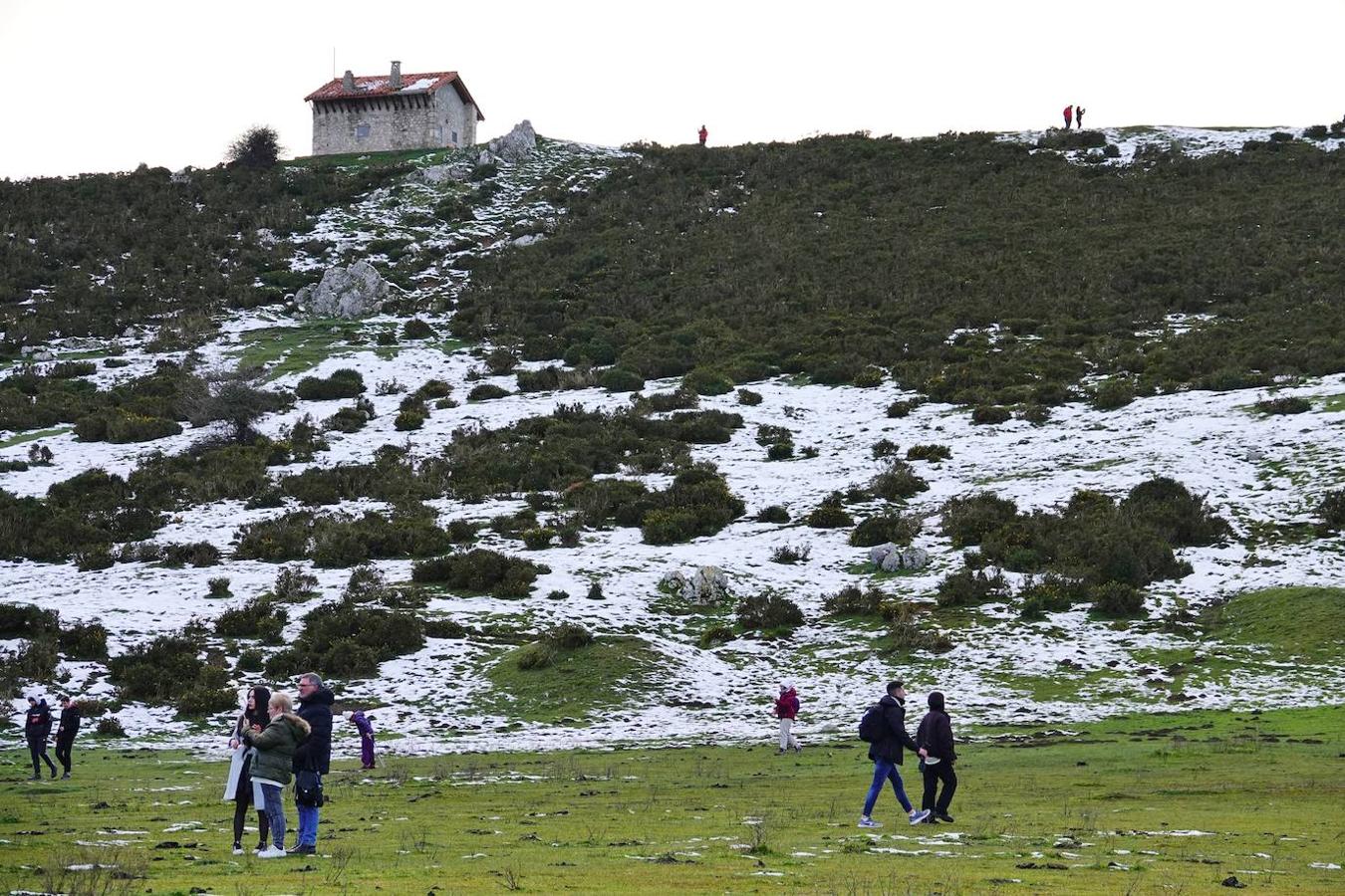 Con las primeras nieves, la zona de los Lagos de Covadonga ofrece un impresionante espectáculo este fin de semana. Así lo reflejan las imágenes captadas por el fotógrafo Xuan Cueto