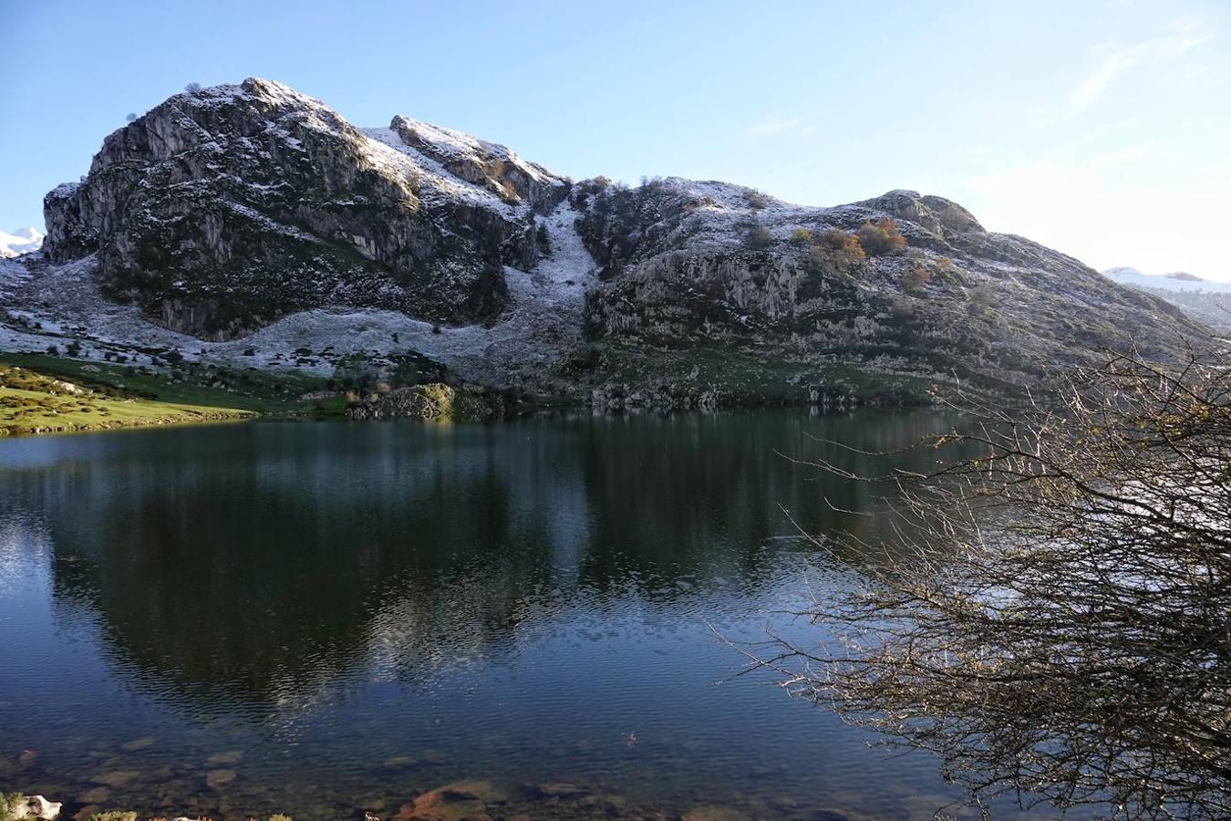 Con las primeras nieves, la zona de los Lagos de Covadonga ofrece un impresionante espectáculo este fin de semana. Así lo reflejan las imágenes captadas por el fotógrafo Xuan Cueto
