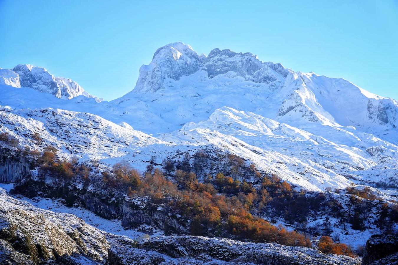 Con las primeras nieves, la zona de los Lagos de Covadonga ofrece un impresionante espectáculo este fin de semana. Así lo reflejan las imágenes captadas por el fotógrafo Xuan Cueto