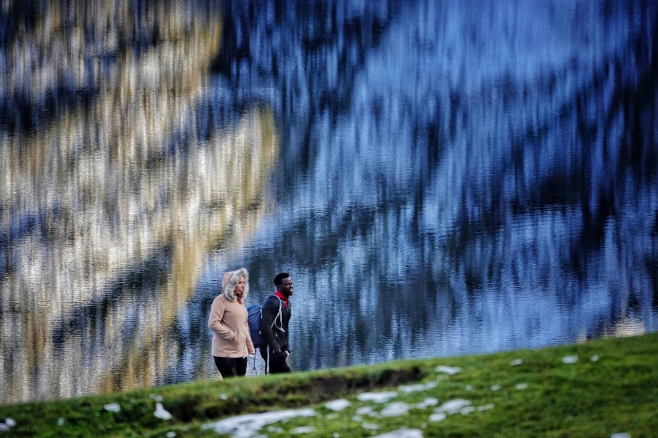 Con las primeras nieves, la zona de los Lagos de Covadonga ofrece un impresionante espectáculo este fin de semana. Así lo reflejan las imágenes captadas por el fotógrafo Xuan Cueto