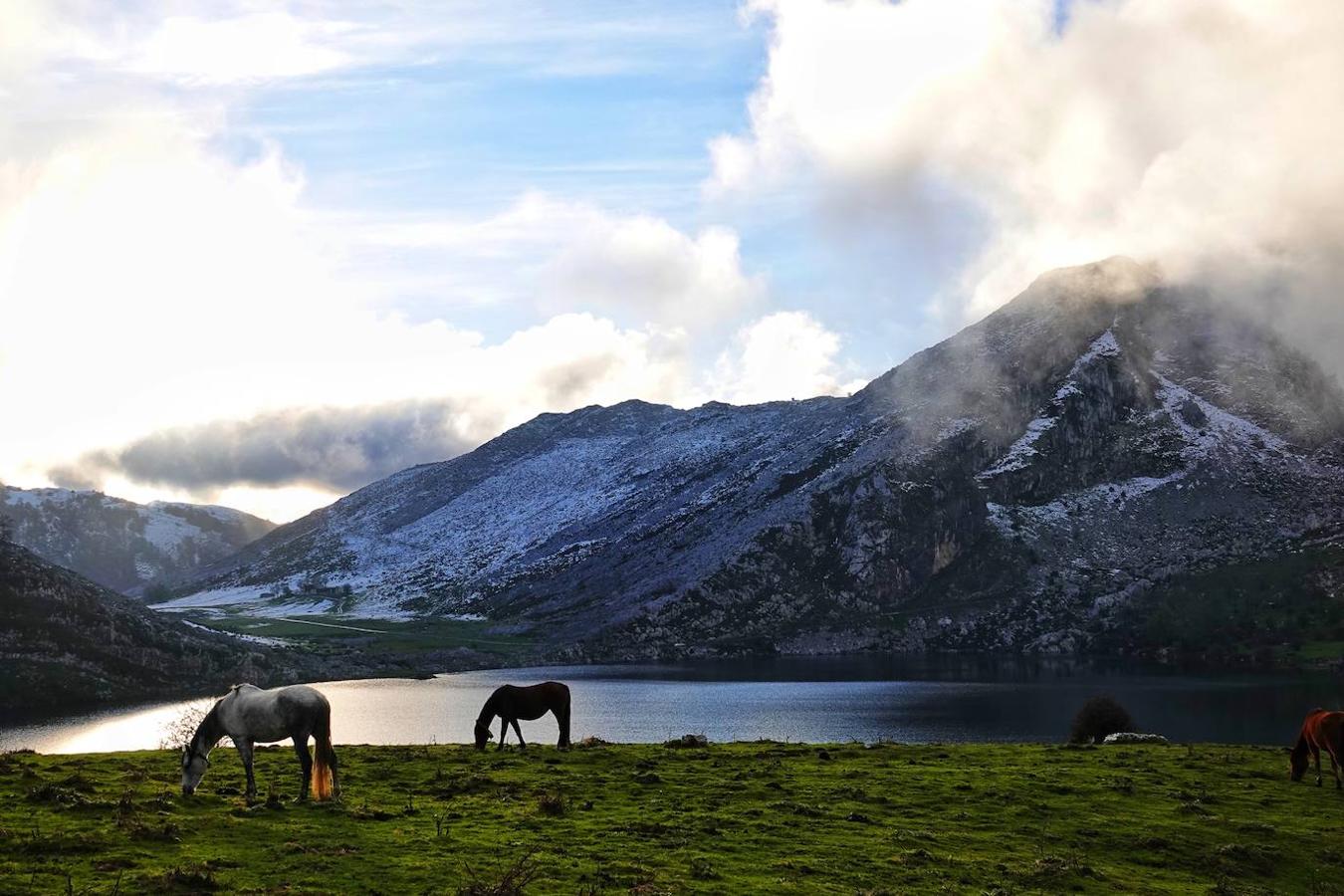 Con las primeras nieves, la zona de los Lagos de Covadonga ofrece un impresionante espectáculo este fin de semana. Así lo reflejan las imágenes captadas por el fotógrafo Xuan Cueto