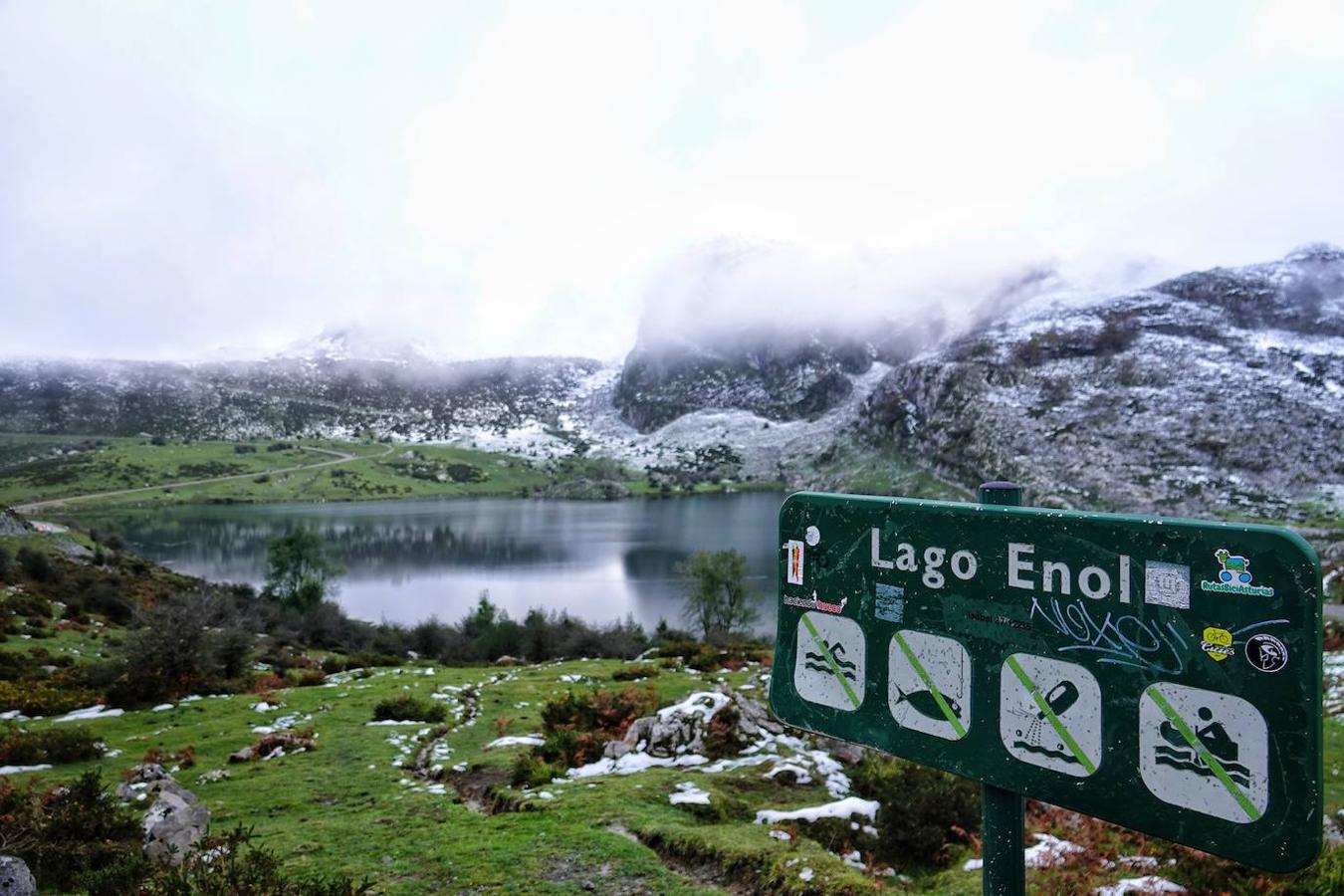 Con las primeras nieves, la zona de los Lagos de Covadonga ofrece un impresionante espectáculo este fin de semana. Así lo reflejan las imágenes captadas por el fotógrafo Xuan Cueto