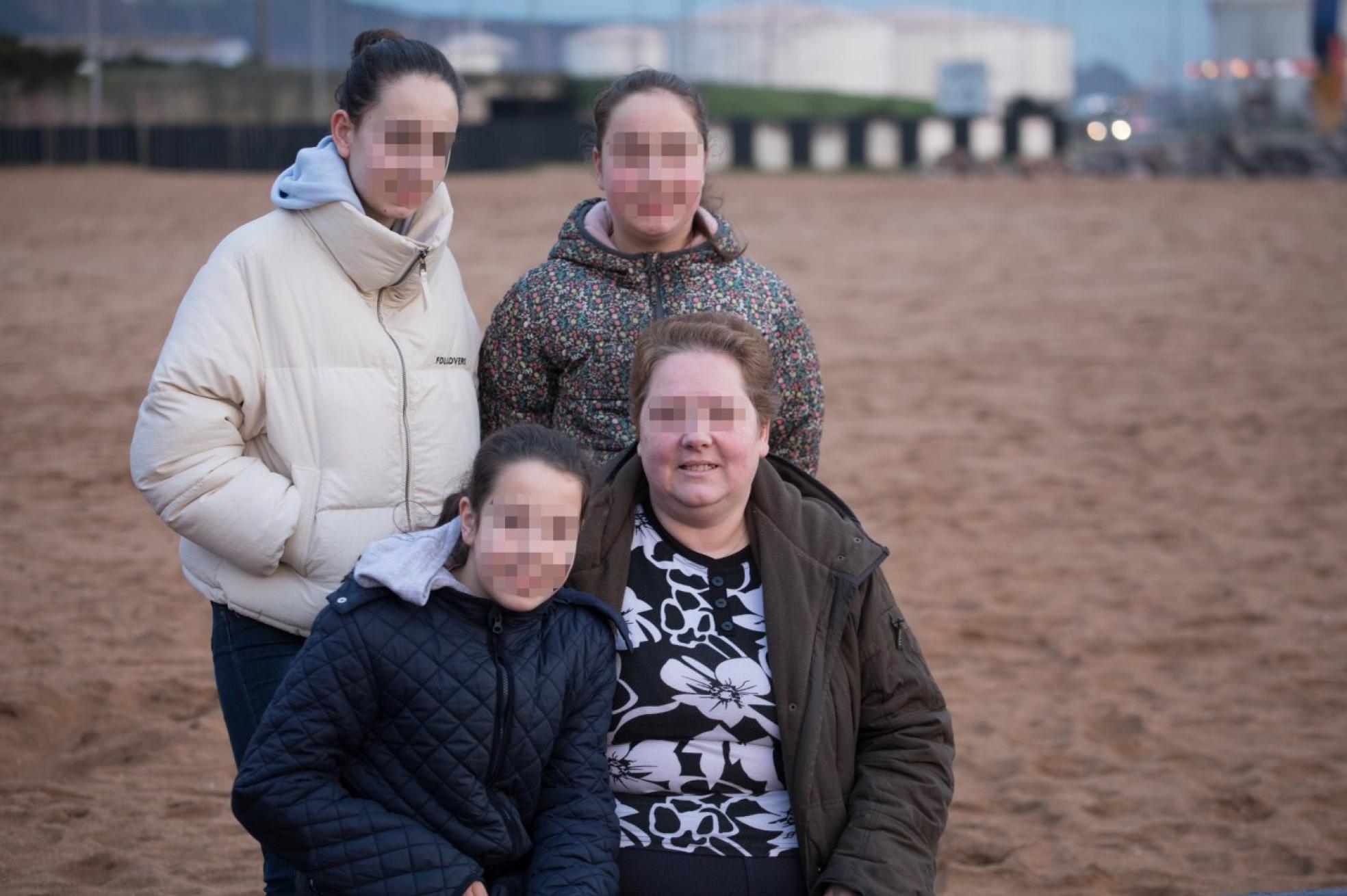 t María Fernández junto a sus hijas: Rocío, Azucena y Estefanía. 