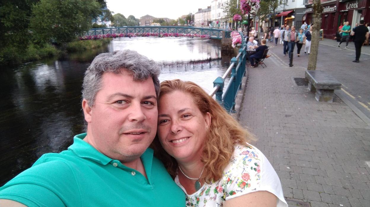 Jorge y Sonia en Sligo, la localidad irlandesa en la que viven con sus dos hijos. 