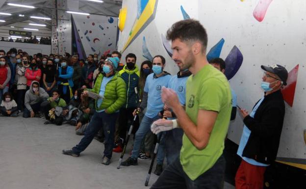 Carlos García preparándose antes de afrontar uno de los bloques de la final. 