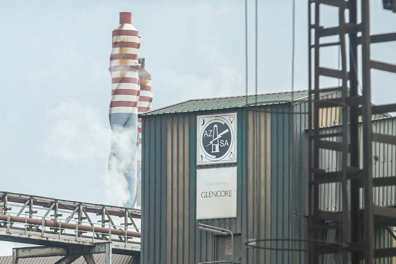 La gran industria, «asfixiada», sigue sin ofertas de las eléctricas y reclama medidas a corto plazo