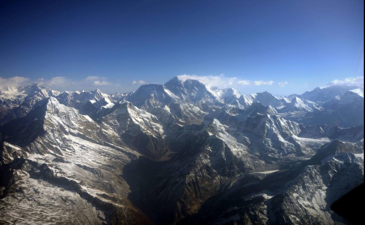 Vistas aéreas del Monte Everest y de la cordillera del Himalaya. 