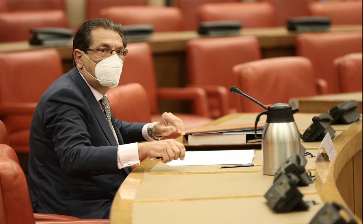 El candidato del PP al Tribunal Constitucional, Enrique Arnaldo, en el Congreso durante su examen de idoneidad el pasado 2 de noviembre.