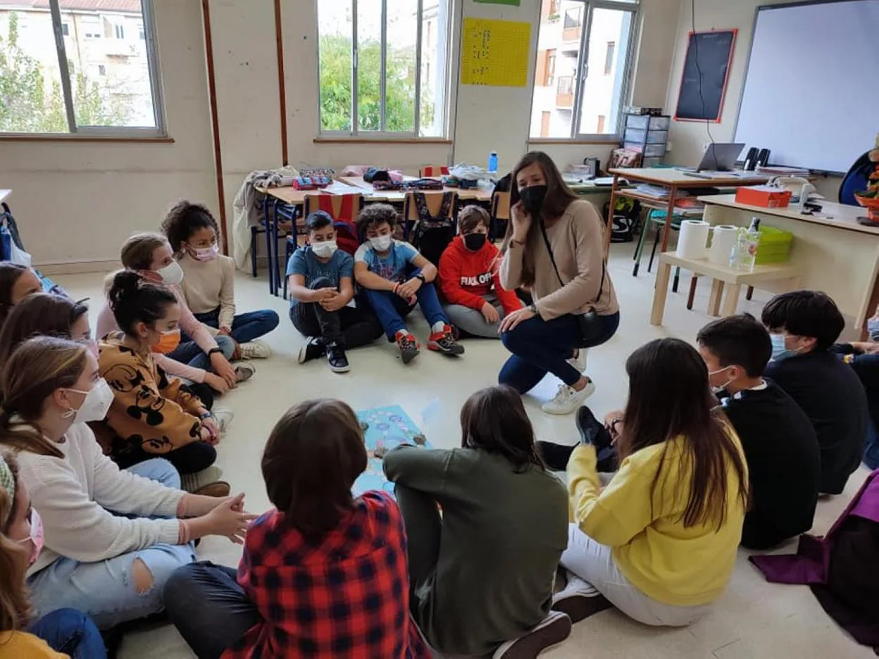 Alumnos de sexto de Primaria de La Vallina realizan un juego. 