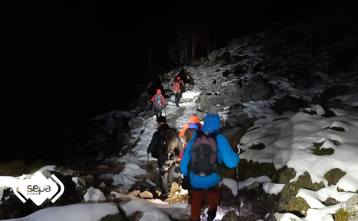 Rescatan de madrugada a once senderistas que pasaron horas atrapados en la nieve en Cabrales