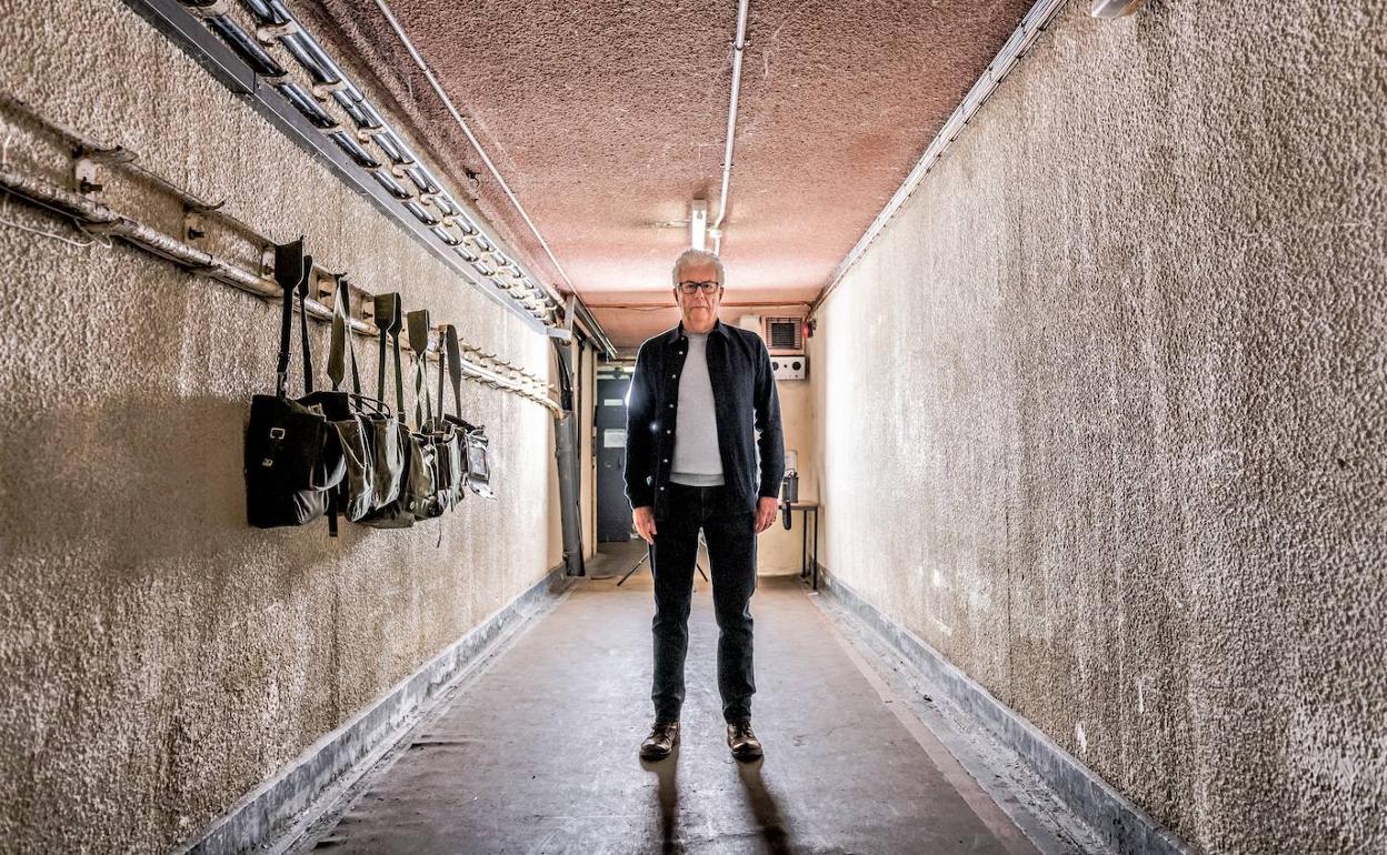 Ken Follett en uno de los túneles del búnker nuclear secreto de Kelvedon Hatch, en Reino Unido. 