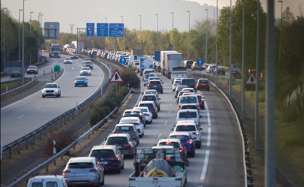 Un accidente provoca retenciones kilométricas en la A-64, a la altura de Parque Principado