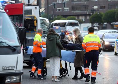 Imagen secundaria 1 - Herido un motorista tras embestir a un taxi en la plaza de Primo de Rivera de Oviedo