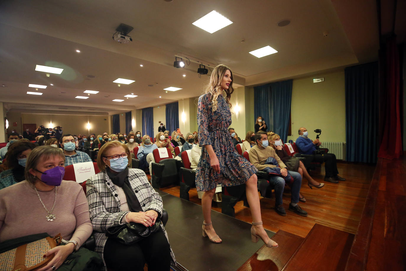 Tralará Moda, Mimé Bolsos, MySelf y Nereide han protagonizado el primer desfile de la Fashion Week Asturias. Las marcas han mostrado los conjuntos y complementos de la temporada otoño-invierno