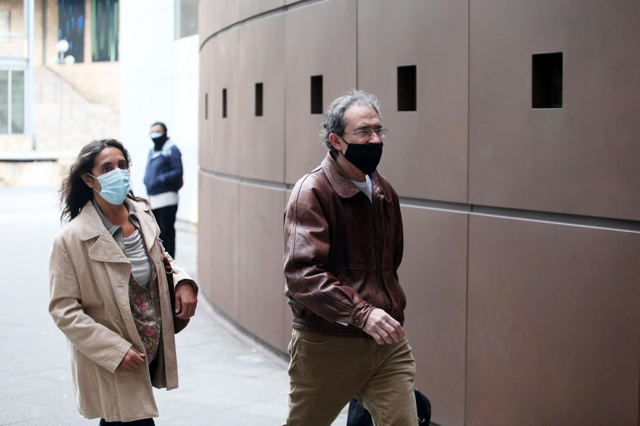 Teresa Morales y Felipe Canela, los padres de los niños, a su llegada, ayer, a la Audiencia Provincial. 