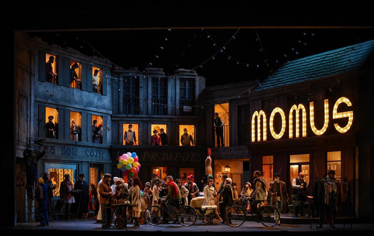 La espectacular escenografía ideada por Emilio Sagi y creada por el añorado Julio Galán traslada la acción a los años 60 del siglo pasado. 