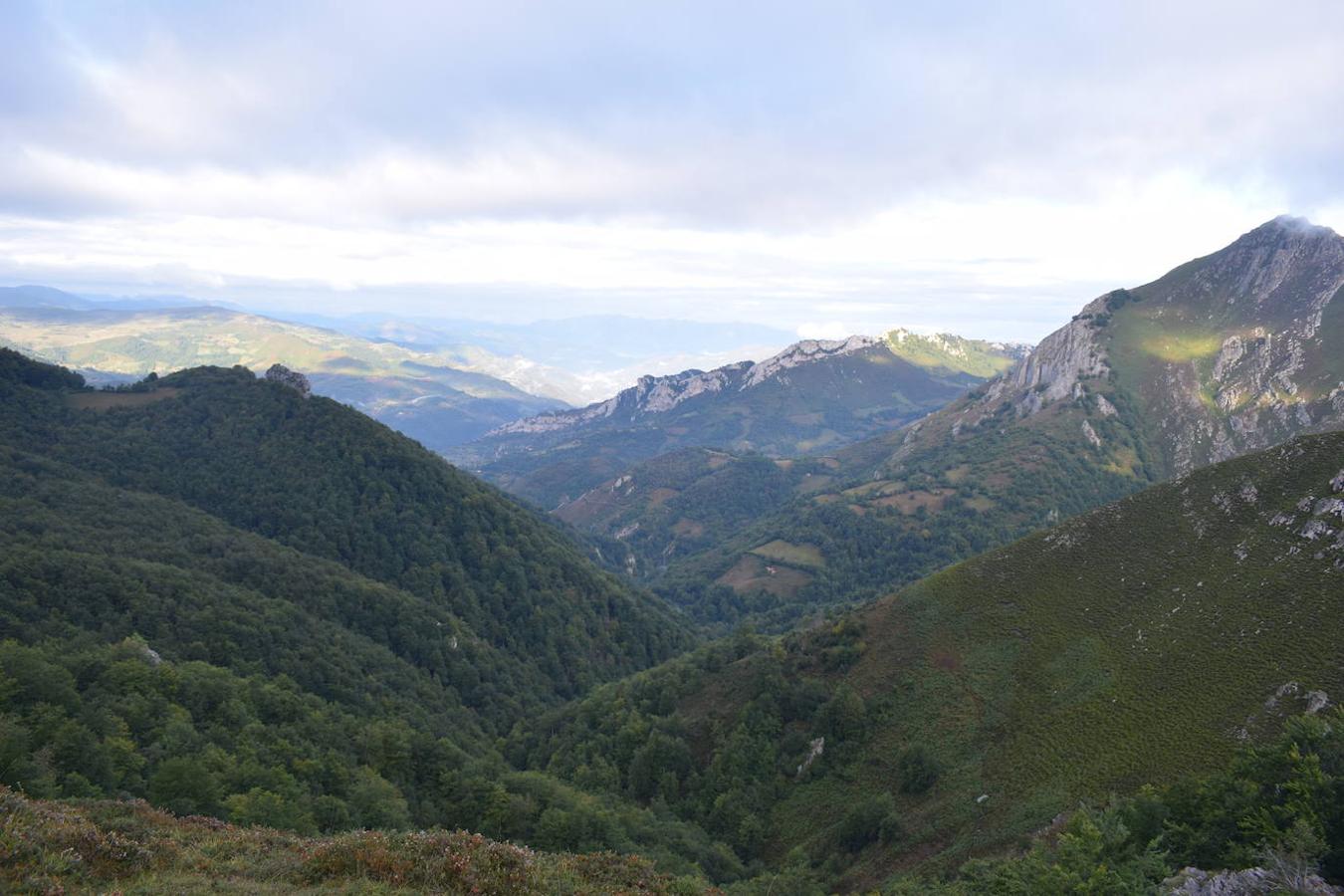 Vistas a la escuela de escalada de Pelúgano y al valle de Aller.