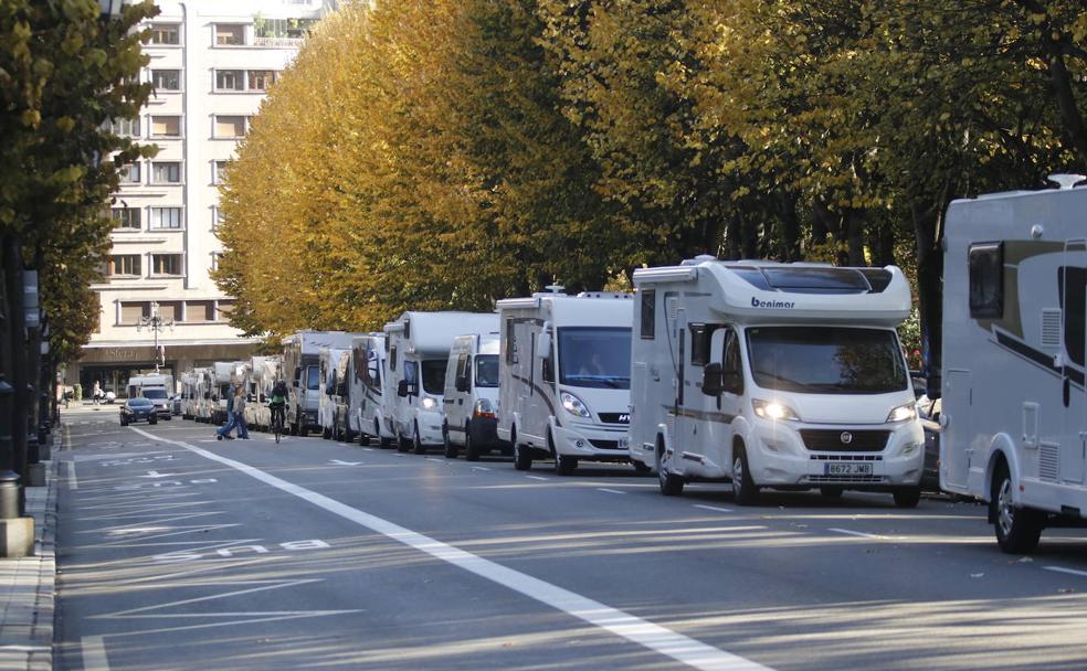 Decenas de autocaravanas, en las carreteras de Oviedo 