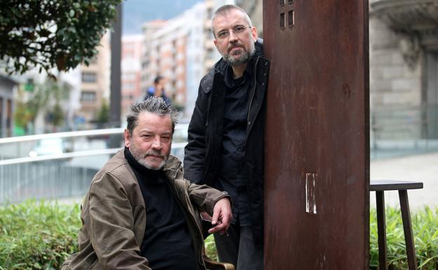 Enrique Urbizu y Carlos Gómez, autores del libro 'La caja de madera', en Bilbao.