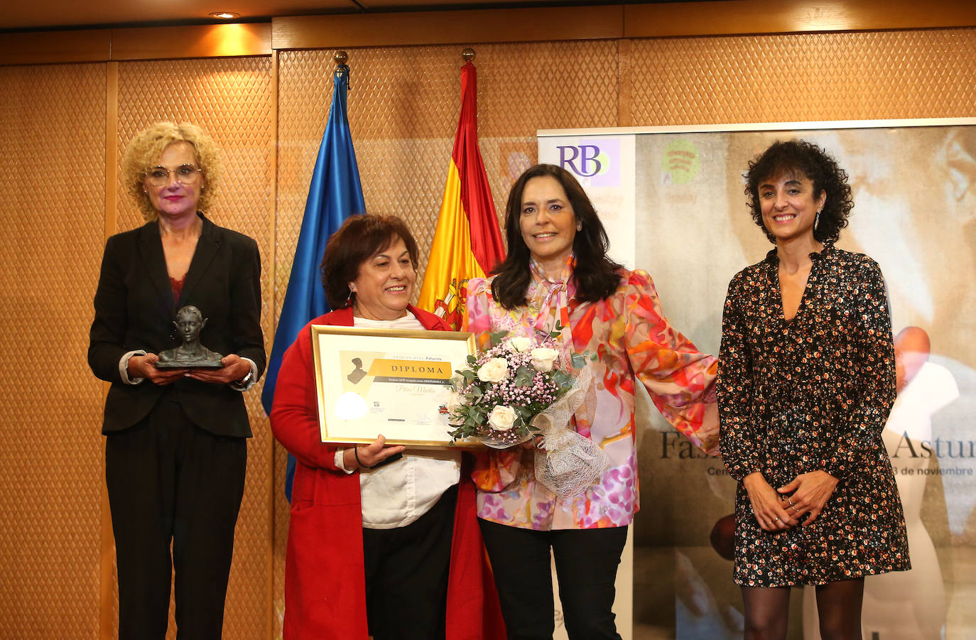 El Centro Asturiano de Oviedo reunió durante dos días todas las miradas de los profesionales de la moda asturiana, siendo la sede de la Fashion Week Asturias de este año. Tras un año complicado para el sector, en el que las ventas se redujeron considerablemente y no se pudieron realizar este tipo de eventos, Lourdes Iglesias, de Rassim's y directora de Fashion Week Asturias, volvía a mostrarse «contenta de volver a vernos las caras y celebrar este tipo de desfiles».