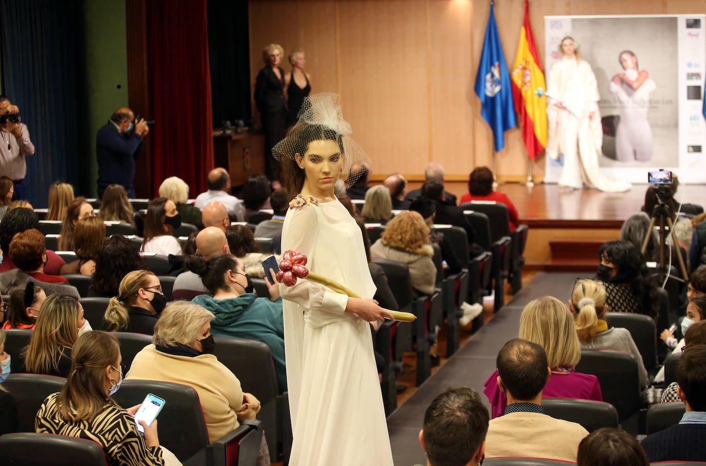 El Centro Asturiano de Oviedo reunió durante dos días todas las miradas de los profesionales de la moda asturiana, siendo la sede de la Fashion Week Asturias de este año. Tras un año complicado para el sector, en el que las ventas se redujeron considerablemente y no se pudieron realizar este tipo de eventos, Lourdes Iglesias, de Rassim's y directora de Fashion Week Asturias, volvía a mostrarse «contenta de volver a vernos las caras y celebrar este tipo de desfiles».