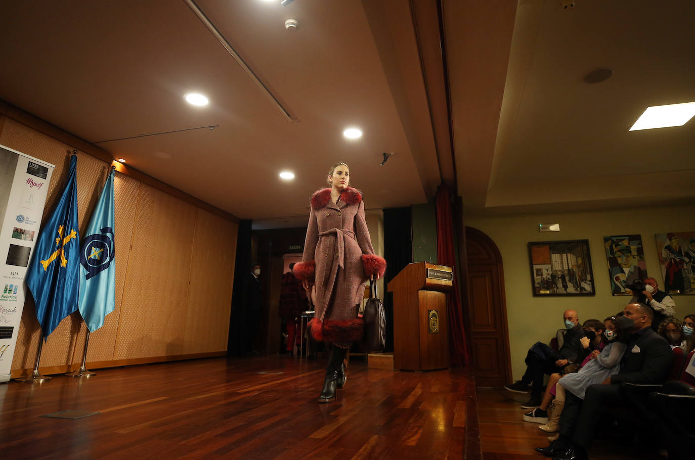 El Centro Asturiano de Oviedo reunió durante dos días todas las miradas de los profesionales de la moda asturiana, siendo la sede de la Fashion Week Asturias de este año. Tras un año complicado para el sector, en el que las ventas se redujeron considerablemente y no se pudieron realizar este tipo de eventos, Lourdes Iglesias, de Rassim's y directora de Fashion Week Asturias, volvía a mostrarse «contenta de volver a vernos las caras y celebrar este tipo de desfiles».