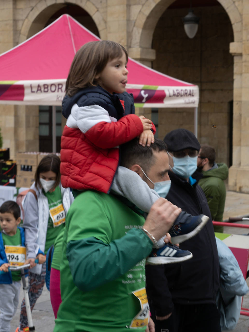 La Asociación Española contra el Cáncer (AECC) ha organizado marchas en Gijón y Avilés para que «la gente tome conciencia y colabore». El objetivo de la iniciativa es mejorar la calidad de vida de los enfermos de cáncer. 