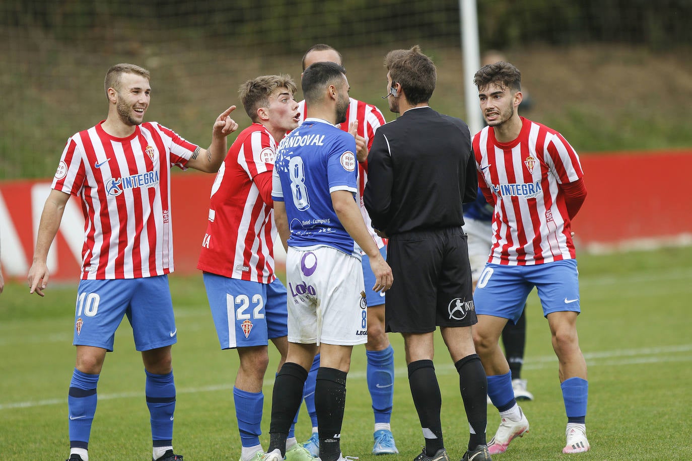 Fotos: El Sporting B - Urraca, en imágenes