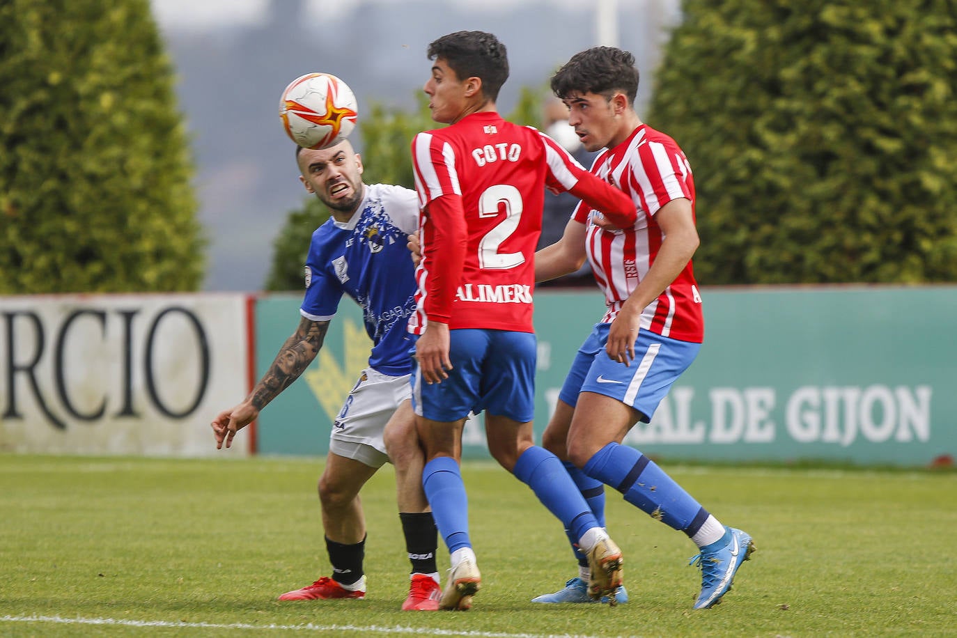 Fotos: El Sporting B - Urraca, en imágenes