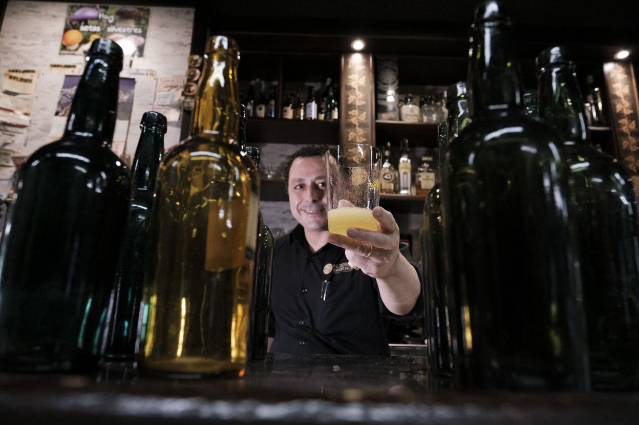 Un culín en El Requexu, entre botellas clásicas y una de las especiales. 