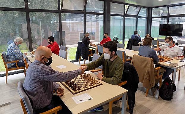 Panorámica del encuentro entre el Grupo Covadonga y el Pablo Morán.