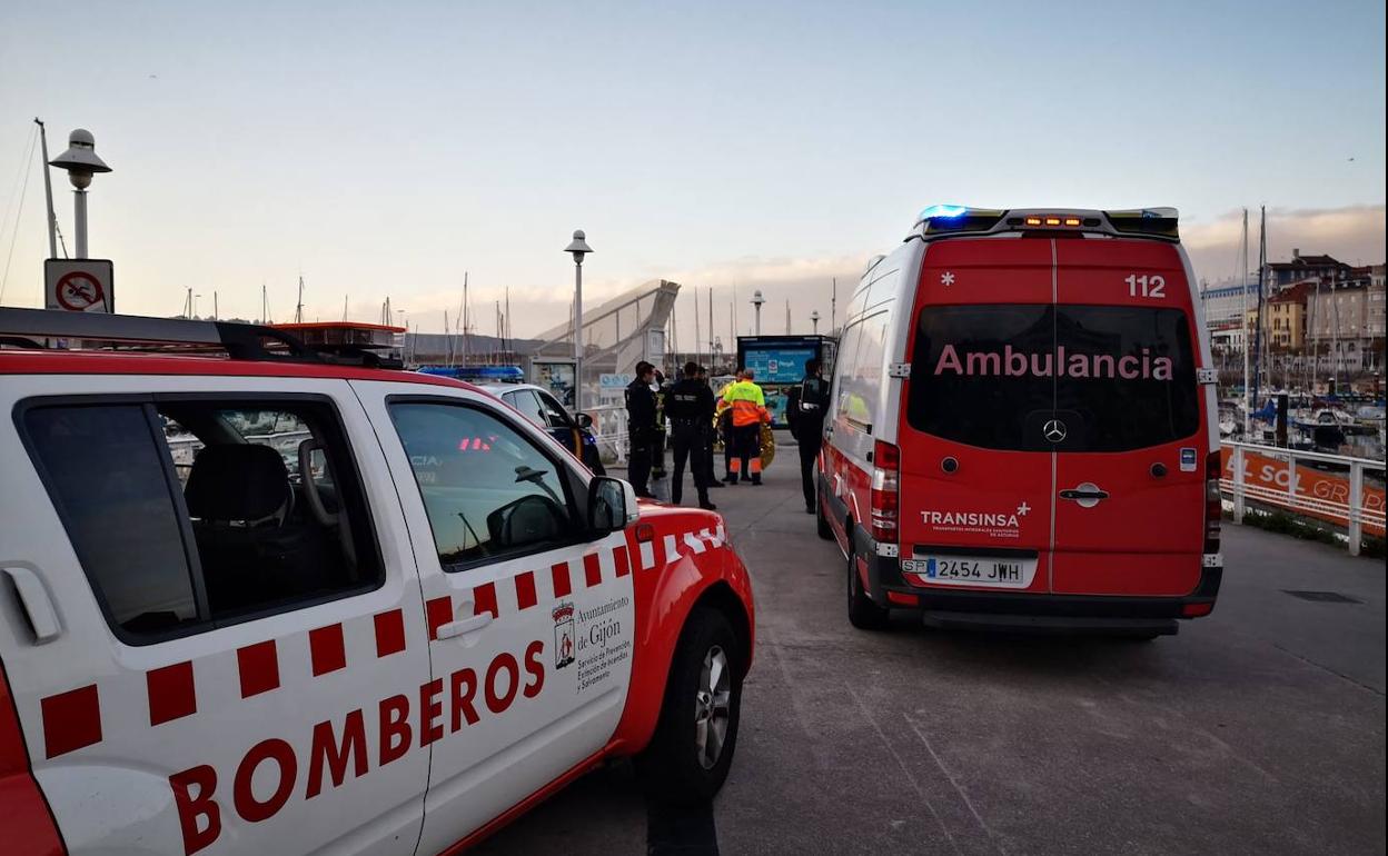 Amplio despliegue en el muelle para rescatar a un hombre que había caído al agua