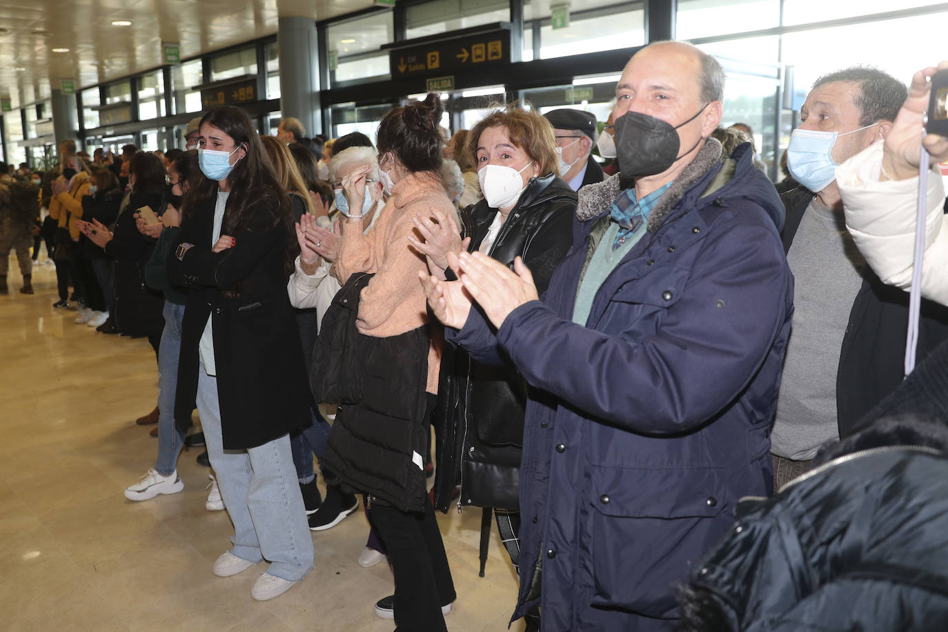 Los 220 soldados que instruirán al ejército de Mali ya han partido de Asturias. Sus familiares han querido acompañarlos para despedirlos entre aplausos y lágrimas. 