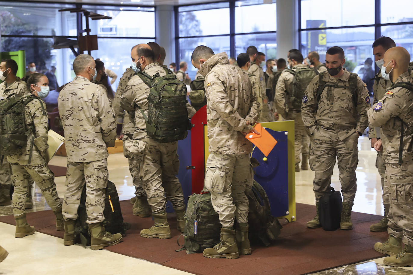 Los 220 soldados que instruirán al ejército de Mali ya han partido de Asturias. Sus familiares han querido acompañarlos para despedirlos entre aplausos y lágrimas. 