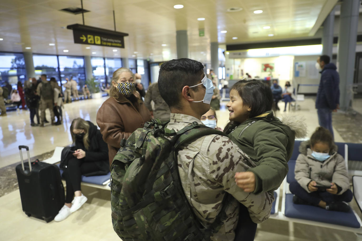 Los 220 soldados que instruirán al ejército de Mali ya han partido de Asturias. Sus familiares han querido acompañarlos para despedirlos entre aplausos y lágrimas. 